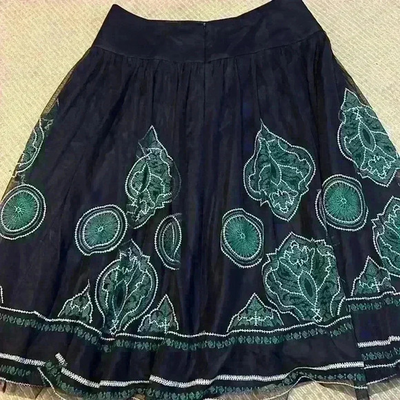 Embroidered boho peasant A-Line green and black gathered waistline size 8 skirt. - Picture 8 of 13